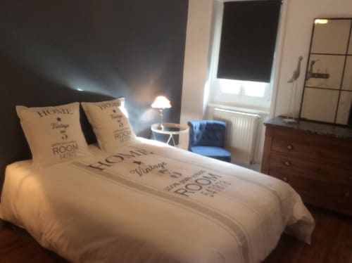 Chambre cosy de la villa 13 à Mers-les-Bains avec décor vintage, literie blanche et vue sur mer