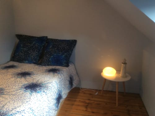 Chambre cosy de la Villa 13 à Mers-les-Bains avec coussins bleus, lampe de chevet chaleureuse et parquet