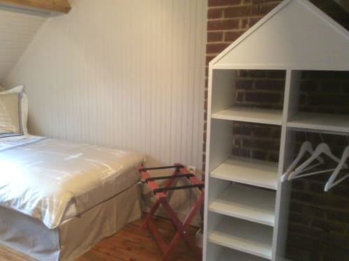 Villa 13 chambres à Mers-les-Bains avec lit, porte-bagages rouge et étagère blanche en forme de maison