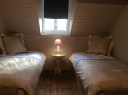Chambre Twin de la Villa 13, Mers-les-Bains avec lampe de chevet et fenêtre vue sur mer