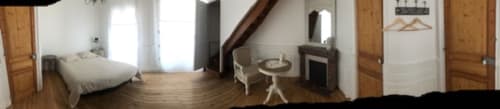 Spacieuse chambre de la Villa 13 à Mers-les-Bains avec vue mer, parquet, lit, coin salon et cheminée