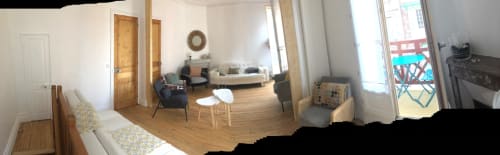 Salon de la Villa 13 à Mers-les-Bains avec parquet, mobilier confortable, coin repas et accès balcon vue mer