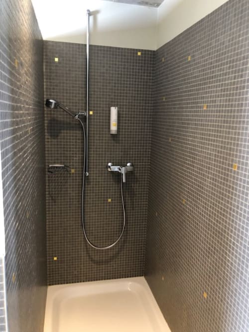 douche privée - séjour en chambre d’hôtel - paysan horloger suisse