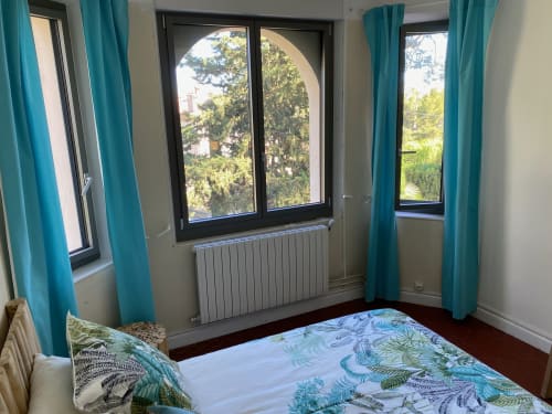 Chambre avec Bow window et cadre de lit en teck