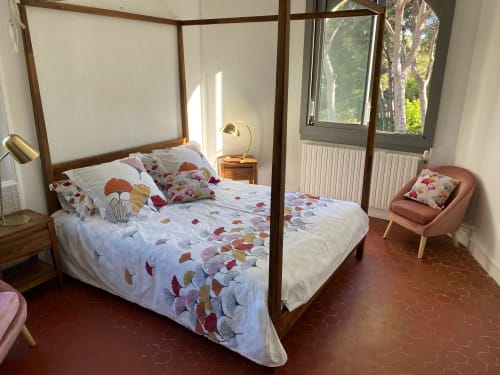 Chambre avec grand lit à baldaquin