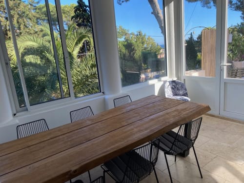 Salle à manger avec grande table de réception et verrière avec vue paysagée