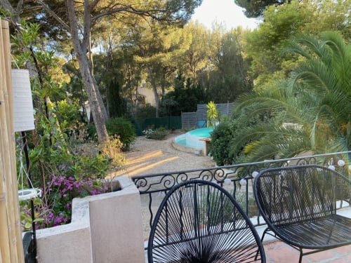Terrasse du 1er étage ouvrant sur le bas du jardin