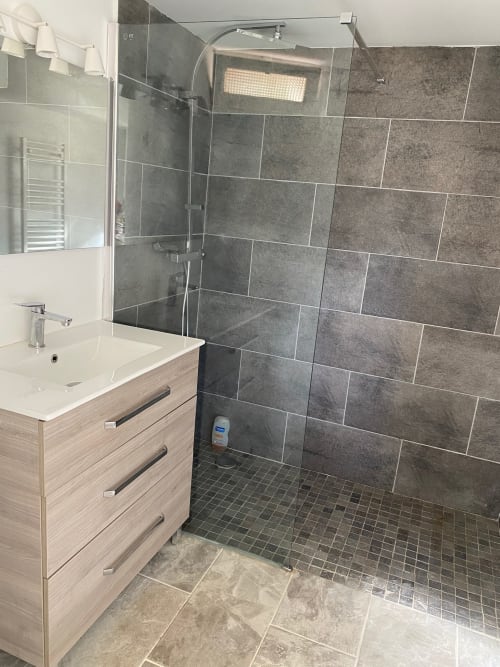 Salle de bain avec douche à l'italienne en rez-de-jardin