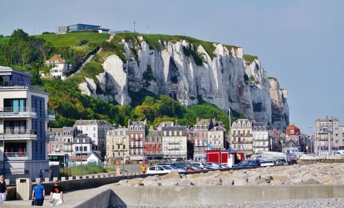 Mers-les-Bains en Normandie : façades colorées, falaises blanches et promenade balnéaire