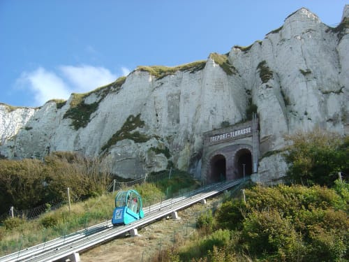 Funiculaire montant les falaises de craie à Mers-les-Bains avec l'entrée du tunnel Treport-Terrasse