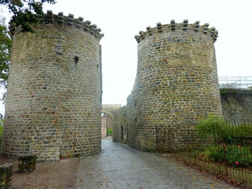 Deux tours historiques en pierre crénelées de la Villa 13 à Mers-les-Bains, France