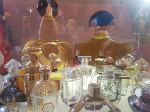 Collection de parfums et fragrances de luxe exposée à la boutique Villa 13, Mers-les-Bains