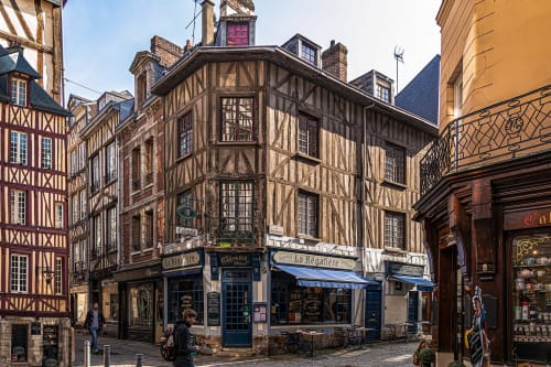 Bâtiments à colombages historiques sur la place du village de Mers-les-Bains avec cafés et commerces