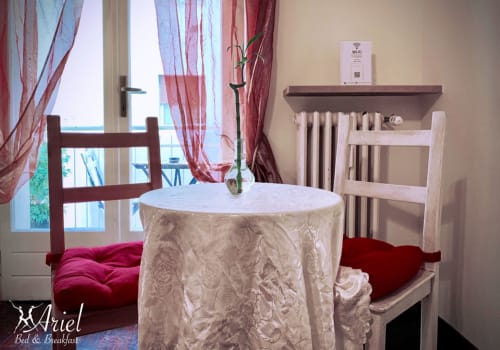 Détail de la petite table avec fleur de bambou de Chambre Venus - Bed Breakfast Ariel B&B - Chambres à Vérone Centre