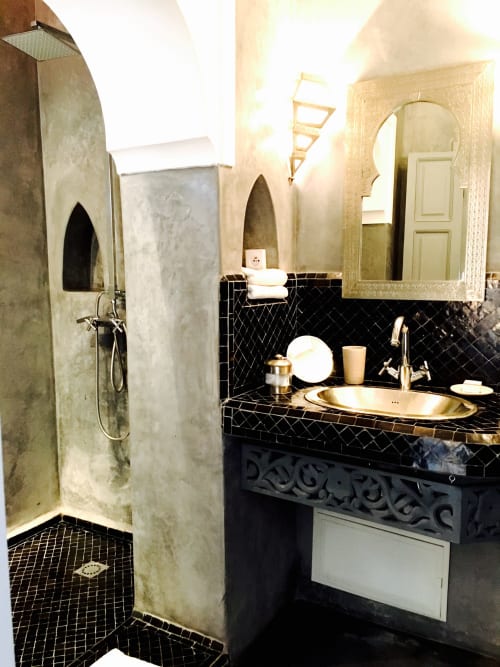grande salle de bain avec douche - Riad Tawargit