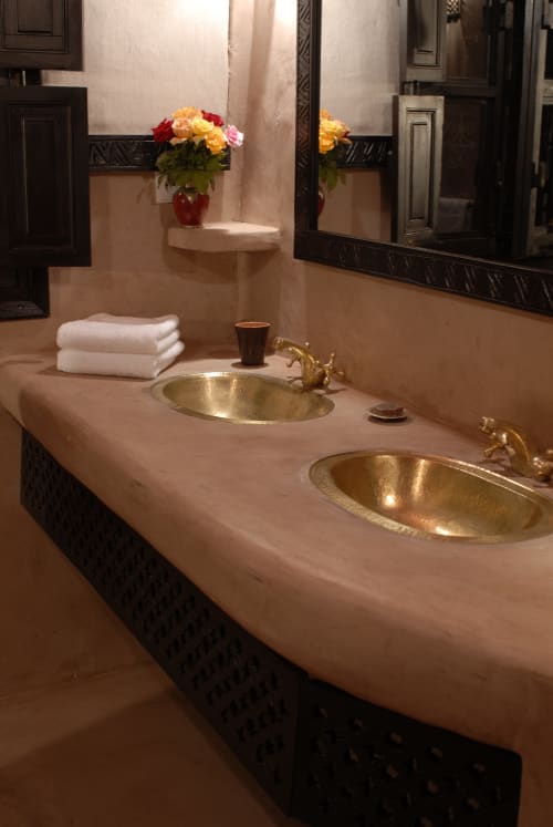 salle de bain avec deux vasques - Riad Tawargit 
