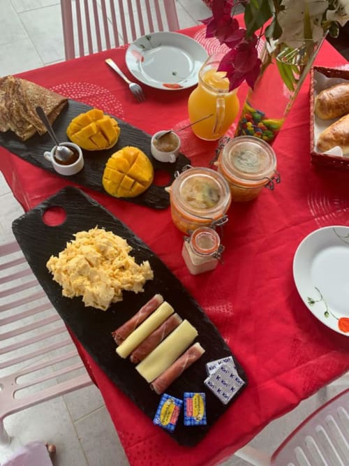 Petit-déjeuner maison complet, Ô Ti Jacko, Le Gosier, Guadeloupe. 