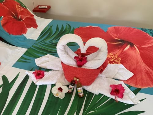 Chambre deux personnes, décoration de lits, location, Ô Ti Anaïs, Guadeloupe. 