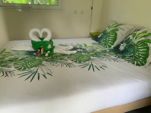 Lit double avec décoration de bienvenue, Guadeloupe, Ô Ti Jacko. 