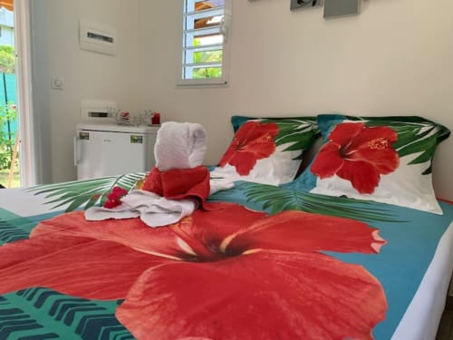 Lit double avec parure de lit Fleurs d'hibiscus, Guadeloupe. 
