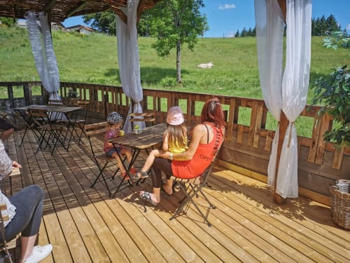 Un séjour en Auvergne en famille, c’est le plaisir d’apprécier la vue sur la campagne sur la terrasse