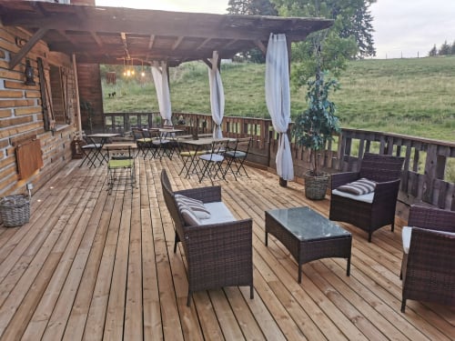 Terrasse cocooning pour une soirée champêtre lors de votre week-end auvergnat en Amoureux