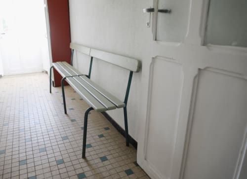banc - entrée du gite Louise - Château Le Breuil 