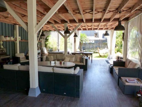 Le salon d’été ouvert côté piscine mais aussi côté jacuzzi