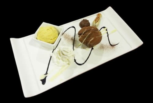 Assiette de desserts raffinée à l'hôtel La Consigne de Caen : mousse au chocolat, glace à la vanille et pâtisserie