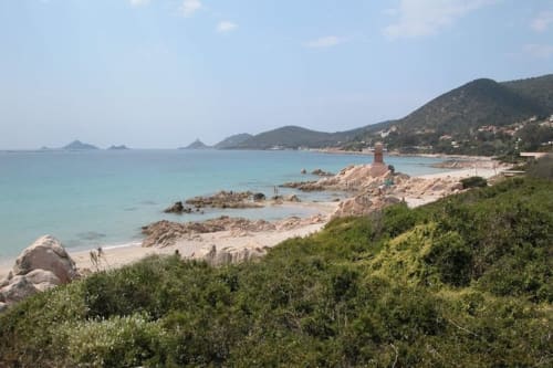 Appartement côtier corse avec vue sur la mer turquoise, littoral rocheux et montagnes près d'Ajaccio