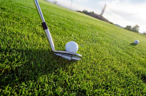 Club de golf alignant la balle sur le green du parcours de l'Studio Face Marina, Saint-François