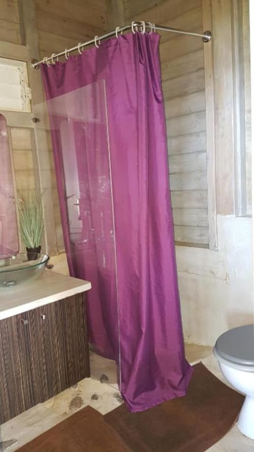 Cortina de ducha morada en el baño del bungaló Le Bougainvillier Blanc, Pointe-Noire