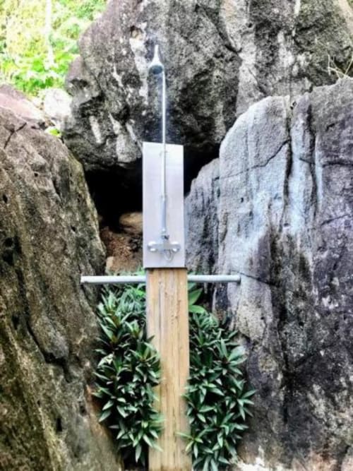 Camino de piedra con fuente de agua en la casa Le Bougainvillier Blanc en Pointe Noire