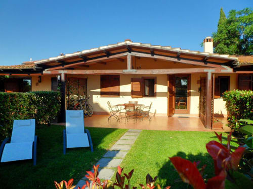 Podere Oca Bianca B&B a Pescia Romana con terrazza in terracotta, area pranzo e giardino curato