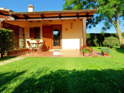 Camera Azalea a Podere Oca Bianca con patio in terracotta, vista giardino e prato verde a Pescia Romana