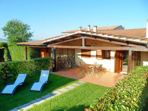 Terrazza Begonia di Podere Oca Bianca con patio, lettini, giardino e biciclette a Pescia Romana