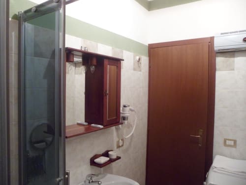 Bagno della camera Begonia presso Podere Oca Bianca B&B a Pescia Romana con doccia, lavabo e servizi igienici