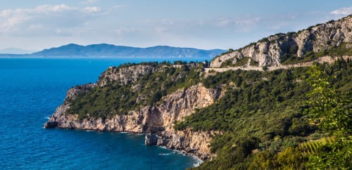Scogliere costiere e mare turchese vicino a Pescia Romana, vista da Podere Oca Bianca B&B