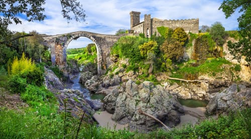 Ponte medievale in pietra e rovine di castello sul fiume presso Pescia Romana, Italia—rifugio di campagna affascinante per Podere Oca