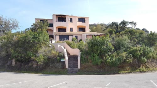 Charmante maison d'hôtes rose en Corse nichée dans la végétation méditerranéenne avec terrasse et entrée en pierre