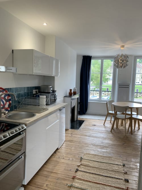 Modern kitchen-dining area in Suite Le Héron at Les Remparts De Joussaume Latour, Château-Thierry