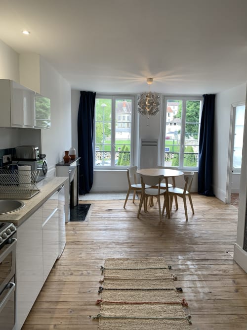 Appartement Suite Le Héron moderne aux Remparts De Joussaume Latour à Château-Thierry, France, avec cuisine ouverte et salle à manger