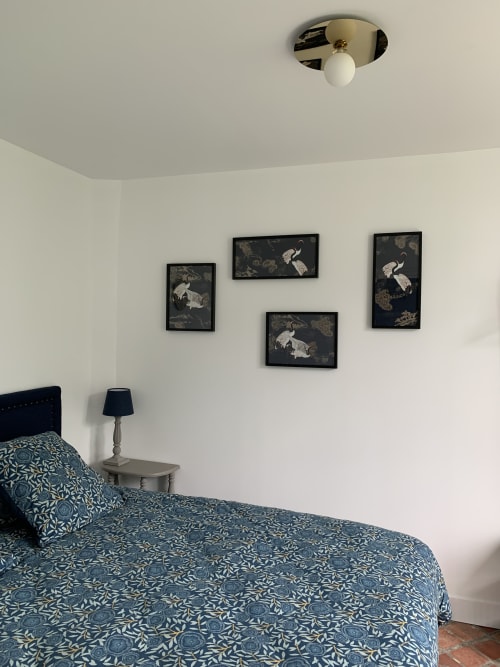 Bedroom in Suite Le Héron at Les Remparts De Joussaume, Château-Thierry, featuring patterned bedding and framed crane artwork