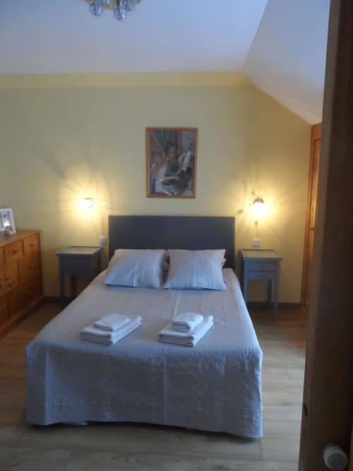 Chambre L'Anis à CafecouetBreizh, Guipry-Messac : murs jaunes, lit queen-size et vue sur le jardin