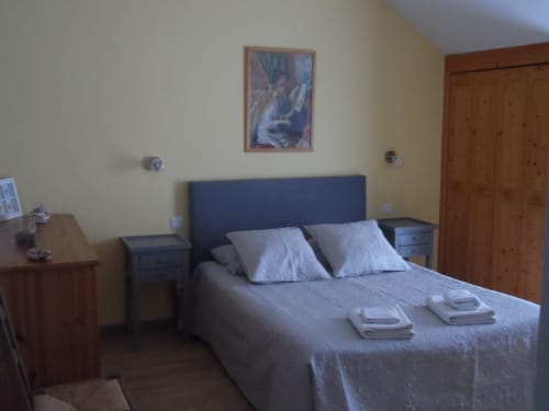Chambre L'Anis au gîte CafecouetBreizh à Guipry-Messac avec lit double, tête de lit bleue et vue sur le jardin