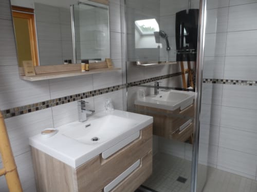 Salle de bain moderne dans la chambre L'Anis de CafecouetBreizh avec vasques jumelées, meuble de bois et douche ouverte, Guipry-Messac