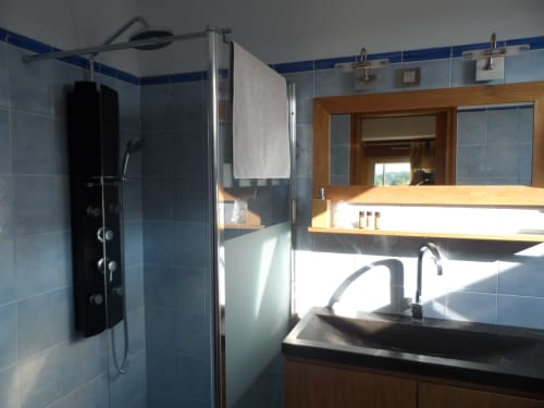 Salle de bain moderne La Terracota au CafecouetBreizh B&B, Guipry-Messac, avec douche pluie et vasque noire