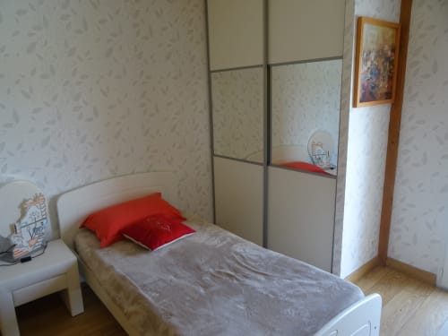 Chambre lumineuse à CafecouetBreizh à Guipry-Messac avec lit jumeau, coussins rouges et armoire miroir