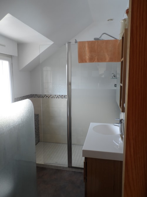 Salle de bain moderne avec douche à l'italienne, vasque blanche et accents en bois au CafecouetBreizh B&B à Guipry-Messac, France