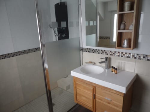 Salle de bains moderne avec meuble vasque en bois, lavabo rond et douche à l'italienne chez CafecouetBreizh à Guipry-Messac